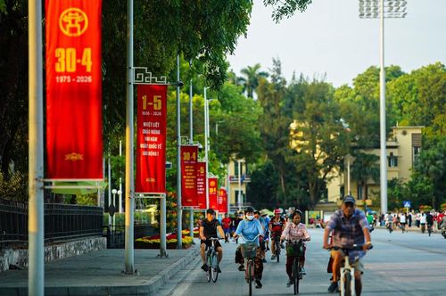 Đường Độc Lập vắng bóng xe máy, ô tô vào sáng sớm.