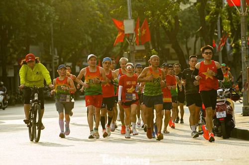 Người dân tập thể dục quanh hồ Gươm sáng 30/4 cũng chọn cho mình trang phục màu đỏ, sắc cờ Tổ quốc để thể hiện niềm tự hào và lòng biết ơn.