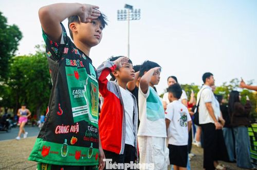 Nhiều em học sinh có mặt từ sáng sớm để chứng kiến khoảnh khắc thiêng liêng của Lễ thượng cờ ngày 30/4.