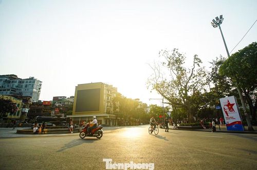 Quảng trường Đông Kinh Nghĩa Thục hiện lên thành bình trong buổi sáng ngày 30/4 đặc biệt.