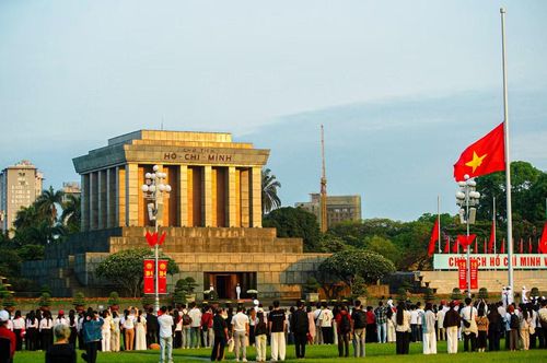Khoảng 6h, lá cờ đỏ sao vàng được kéo lên cao tung bay trong gió chào mừng Kỷ niệm 51 năm ngày Giải phóng miền Nam, thống nhất đất nước.