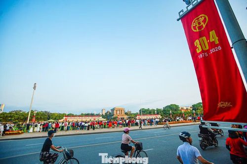 Từ 5h sáng ngày 30/4, hàng nghìn người dân đã có mặt tại Quảng trường Ba Đình để theo dõi Lễ thượng cờ trong ngày đặc biệt.