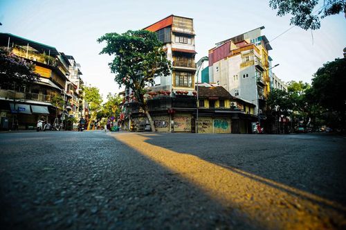 Phố phường Hà Nội vắng lặng, hiếm tiếng còi xe trong ngày lễ lớn.