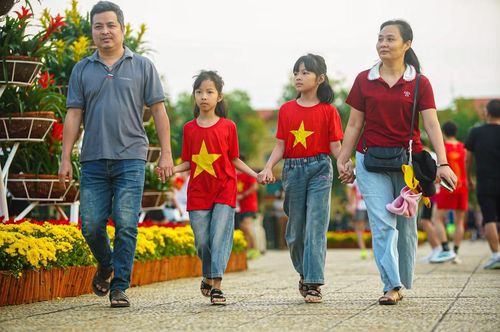 Một gia đình xuất phát từ 3h sáng để kịp tham dự Lễ thượng cờ trong ngày 30/4.