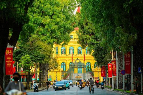 Sáng 30/4, trái ngược với nhịp sống nhộn nhịp thường ngày, phố phường Hà Nội vắng vẻ hơn nhưng vẫn rực rỡ sắc cờ hoa.