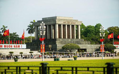 Dòng người xếp hàng vào viếng Lăng Bác trong buổi sáng 30/4 đầy ý nghĩa.