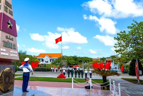 Trường Sa hôm nay với diện mạo ngày càng khang trang, vững chắc.