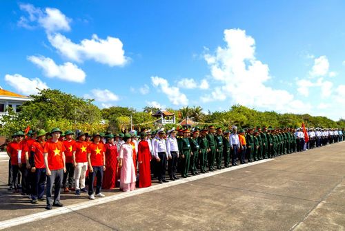 Các đại biểu trong đoàn công tác trên tàu 561 không khỏi bồi hồi, xúc động khi được dự buổi lễ đặc biệt này.