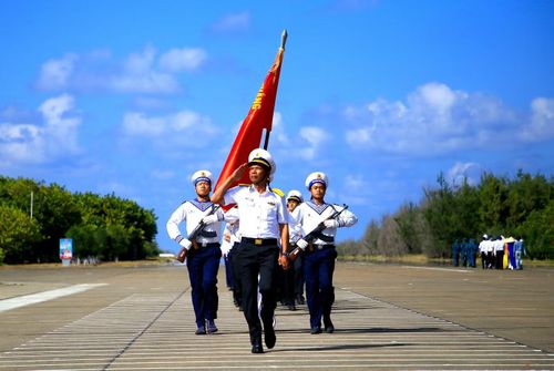 Các chiến sĩ Hải quân vững tay súng bên lá cờ Tổ quốc.