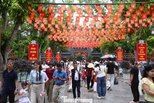 Theo Ban quản lý Khu di tích Kim Liên, trong kỳ nghỉ lễ 30/4 - 1/5, đơn vị mở cửa xuyên trưa, kéo dài thời gian phục vụ buổi chiều và huy động toàn bộ cán bộ, nhân viên để đón tiếp, hướng dẫn du khách. Từ nay đến dịp lễ hội Làng Sen và kỷ niệm 136 năm Ngày sinh Chủ tịch Hồ Chí Minh, lượng khách dự báo tiếp tục tăng mạnh. Công tác đón tiếp đang được chuẩn bị kỹ lưỡng nhằm mang đến cho du khách những trải nghiệm ý nghĩa khi về với quê hương của Người.