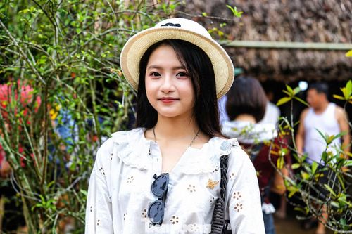 Dù đã nhiều lần về thăm quê Bác, nhưng với Phùng Thị Huyền Anh (18 tuổi, trú huyện Yên Thành, Nghệ An), cảm xúc vẫn luôn đặc biệt và xúc động. “Em rất vui khi được về thăm quê Bác đúng dịp 30/4. Qua chuyến đi này, em hiểu hơn về cuộc đời và công lao của Bác Hồ đối với đất nước. Em sẽ cố gắng học tập thật tốt để xứng đáng là cháu ngoan Bác Hồ”, Huyền Anh nói.