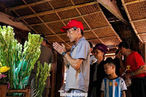 Du khách thành kính dâng hoa, dâng hương tưởng niệm Chủ tịch Hồ Chí Minh.