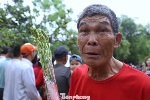 Trong chiếc áo cờ đỏ sao vàng, cựu chiến binh Nguyễn Bá Toàn (77 tuổi, trú Hà Tĩnh) cho biết, đây là lần thứ hai ông về thăm quê Bác, nhưng chuyến đi năm nay đặc biệt hơn khi có cả con cháu đi cùng. Ông Toàn nghẹn ngào rơi nước mắt khi nhắc đến vị lãnh tụ của dân tộc: “Mỗi lần về quê Bác tôi đều rất nghẹn ngào. Tôi luôn dạy con cháu phải sống gương mẫu, yêu nước, chăm chỉ học tập và noi theo tấm gương đạo đức của Người”.
