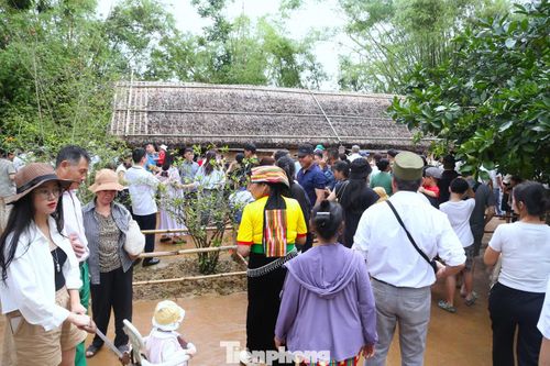 Ngôi nhà mái tranh đơn sơ của gia đình Bác Hồ luôn thu hút sự quan tâm đặc biệt của du khách.