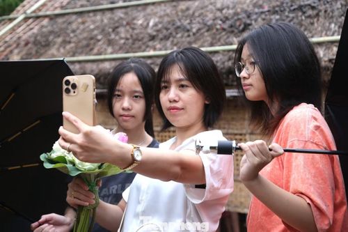 Trong dòng người về Làng Sen, nhiều gia đình lần đầu được đặt chân đến quê hương của Chủ tịch Hồ Chí Minh. Chị Đào Quế Phương (40 tuổi, trú Hà Nội) cùng hai con gái Lê Hoàng Phương Vy và Lê Ngọc Anh Thư chọn quê Bác là điểm tham quan đầu tiên trong kỳ nghỉ lễ 30/4 năm nay. “Tôi muốn các con được tận mắt nhìn thấy nơi Bác Hồ sinh ra và lớn lên để hiểu hơn về cuộc sống giản dị của Người. Đọc sách hay xem trên tivi là một chuyện, nhưng khi trực tiếp đến đây, các con cảm nhận rõ hơn về lịch sử và thêm yêu quê hương, đất nước”, chị Quế Phương chia sẻ.