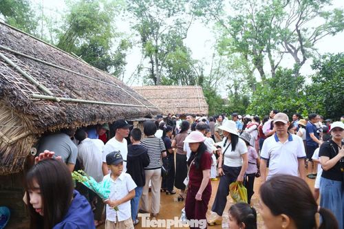 Khu nhà tranh đơn sơ, những kỷ vật nhuốm màu thời gian cùng không gian làng quê mộc mạc khiến nhiều du khách xúc động. Với nhiều người, chuyến về thăm quê Bác không đơn thuần là hành trình tham quan mà còn là dịp để tìm lại những giá trị tinh thần, lòng tự hào dân tộc và ký ức lịch sử thiêng liêng.