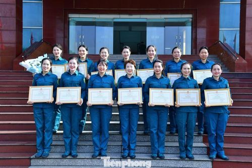 Chị Lương Thị Hạnh (hàng dưới, ngoài cùng bên phải) hai lần vinh dự nhận Bằng khen của Tổng Tham mưu trưởng Quân đội nhân dân Việt Nam.