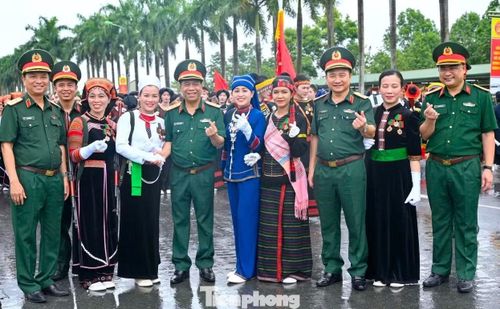 Chị Hạnh chụp ảnh cùng lãnh đạo Quân khu 4.
