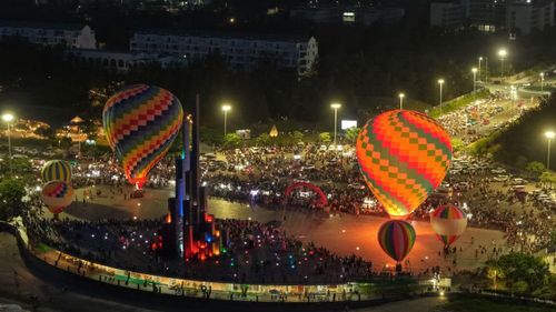 Với sắc màu rực rỡ và không khí sôi động, ngày hội khinh khí cầu đã góp phần tạo điểm nhấn mới cho du lịch địa phương, mang đến những trải nghiệm độc đáo cho người dân và du khách khi đến với vùng biển Đắk Lắk.
