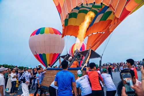 Theo kế hoạch, chương trình có 12 khinh khí cầu, trong đó 2 khinh khí cầu bay neo phục vụ du khách trải nghiệm, các khinh khí cầu còn lại được bố trí trang trí tạo điểm nhấn. Mỗi khinh khí cầu bay neo có thể chở khoảng 12 người mỗi lượt, hoạt động vào các khung giờ sáng và chiều, tùy thuộc điều kiện thời tiết. Ảnh: Thảo Quyên