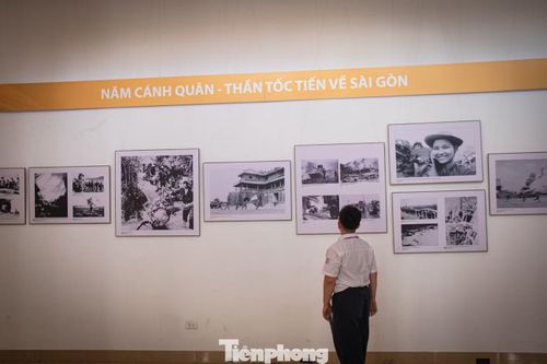 Mở cửa từ ngày 24/4 đến 3/5, không gian triển lãm quy tụ hơn 90 tác phẩm nhiếp ảnh tiêu biểu tái hiện nhịp đập của tuổi trẻ Việt Nam qua nhiều thời kỳ, từ tinh thần dấn thân trong quá khứ đến sức sáng tạo trong công cuộc kiến tạo đất nước hiện đại. Mỗi khuôn hình là một câu chuyện về sự dâng hiến, khẳng định vai trò của những người trẻ trong hành trình giữ vững độc lập và dựng xây tương lai dân tộc.