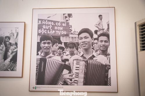 Thanh niên Thủ đô mang nhạc cụ ra đường mừng ngày giải phóng miền Nam 30/4/1975 - Ảnh tư liệu: Mai Nam.