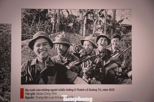 Nụ cười của những người chiến thắng ở Thành cổ Quảng Trị, năm 1972 - Ảnh tư liệu: Đoàn Công Tính.