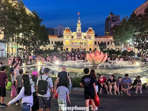 Tại phố đi bộ Nguyễn Huệ, hàng trăm người dân, du khách đến chụp ảnh, dạo mát trong dịp lễ 30/4