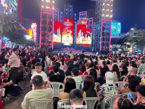 Khu vực sân khấu chính chào mừng Ngày Giải phóng miền Nam, thống nhất đất nước đông nghịt người.