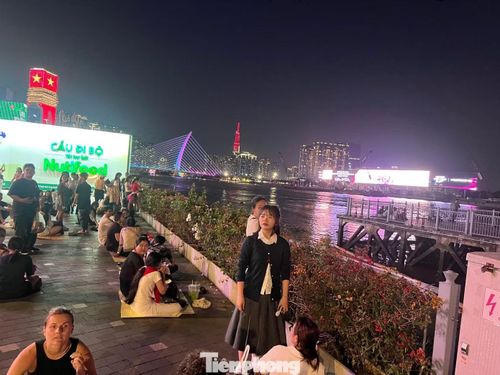 Khu vực hướng ra Bến Bạch Đằng, nơi bắn pháo hoa gần như không còn chỗ trống. Tại đây, có đội ngũ cho thuê bạt ngồi với giá 10.000 đồng/miếng.