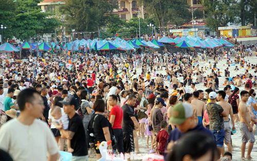 Bãi tắm khu 2 Đồ Sơn có đặc điểm gió to, sóng mạnh và cát vàng tự nhiên rất được khách du lịch ưa chuộng. Đặc biệt, du khách có thể thỏa thích ăn uống, chơi thể thao trên bãi cát trắng và tắm biển tự nhiên.
