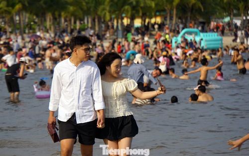 Bãi tắm nhân tạo này do UBND phường Đồ Sơn quản lý, với nhiều đặc điểm ưu việt, phù hợp với mọi lứa tuổi du khách. Nhiều người tranh thủ check-in nắng gió, cát trắng và rặng dừa xanh dọc bãi tắm.