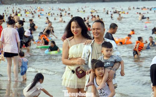 Nhiều gia đình, nhóm khách đi theo đoàn chụp ảnh lưu niệm tại bãi biển Đồ Sơn.