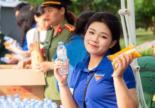 Nguyễn Hoàng Lê Ngọc tham gia tình nguyện trong ngày 30/4. Ảnh: TTBĐ