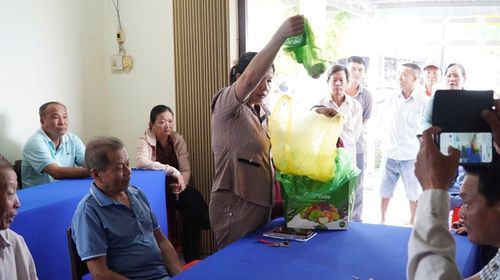 Người dân mang theo cá nuôi bị chết đến buổi họp để phản ánh tình hình.
