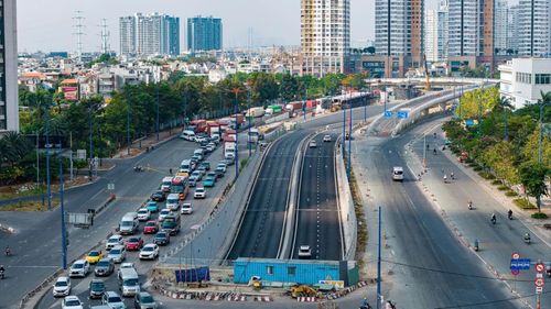 Đặc biệt, khu vực nút giao An Phú trở thành điểm nghẽn lớn khi hầm chui theo hướng từ Mai Chí Thọ lên đường dẫn cao tốc TP.HCM - Long Thành - Dầu Giây bị chặn một chiều. Việc tổ chức giao thông này khiến lượng xe dồn ứ, gây ùn tắc nghiêm trọng. Trong khi đó, chiều ngược lại từ cao tốc về trung tâm thành phố vẫn lưu thông ổn định, cho thấy áp lực tập trung chủ yếu ở hướng người dân rời thành phố đi nghỉ lễ.