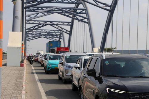 Trong khi đó, chị Lê Thị Thu Hằng (ngụ phường Thủ Đức, TP.HCM) chia sẻ: “Tôi nghĩ đi từ sáng sớm sẽ đỡ đông nhưng thực tế xe quá nhiều. Có đoạn phải mất gần nửa giờ mới đi được một quãng ngắn, trẻ nhỏ đi cùng cũng khá mệt”.