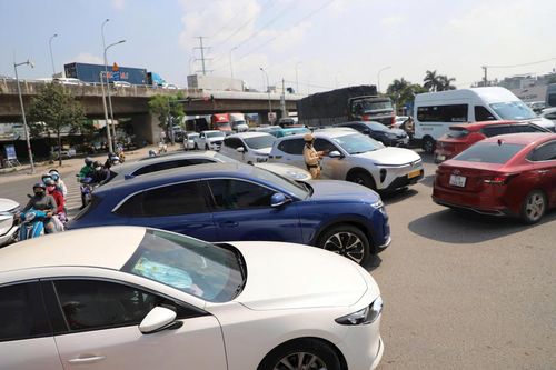 Lượng xe đông đúc ở cửa ngõ phía Đông, nhiều tài xế phải tắt máy chờ đợi trong thời gian dài do xe di chuyển quá chậm.