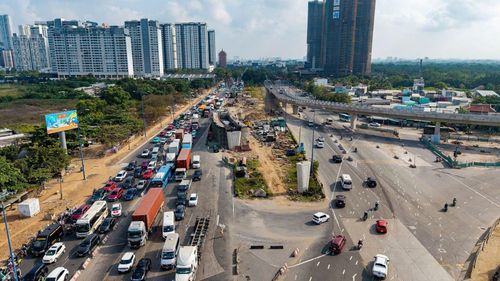 Hướng từ trung tâm thành phố qua hầm Thủ Thiêm ra đại lộ Mai Chí Thọ, dòng xe bắt đầu ùn ứ từ sáng sớm. Hàng dài ô tô nối đuôi nhau kéo dài nhiều kilomet, di chuyển từng chút một trong điều kiện thời tiết nắng nóng. Nhiều phương tiện phải mất hàng chục phút để đi qua những đoạn đường vốn chỉ mất vài phút khi thông thoáng.