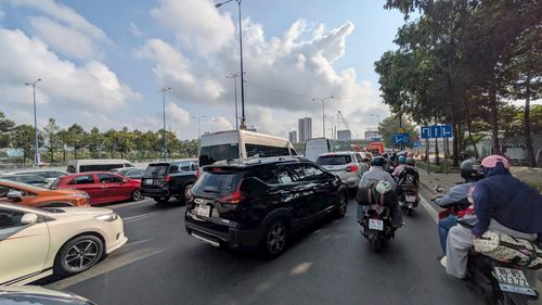 Không chỉ riêng đại lộ Mai Chí Thọ, các tuyến đường lân cận như Nguyễn Thị Định, Đồng Văn Cống cũng rơi vào tình trạng quá tải. Dòng xe kéo dài, chen chúc tại các giao lộ, nhiều thời điểm gần như đứng yên. Người điều khiển xe máy phải len lỏi giữa các làn ô tô để tìm hướng di chuyển, tiềm ẩn nguy cơ mất an toàn giao thông.