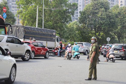 Lực lượng chức năng gồm CSGT, an ninh cơ sở... có mặt tại các khu vực ùn tắc để điều tiết, phân luồng giao thông. Tuy nhiên, với lưu lượng phương tiện tiếp tục tăng cao trong ngày đầu kỳ nghỉ lễ, tình trạng ùn ứ được dự báo còn kéo dài, đặc biệt tại các cửa ngõ ra vào thành phố.