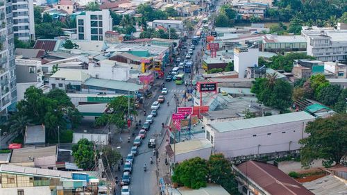 Dòng xe tạo thành “dải ùn tắc” nối dài đến cửa ngõ phía Đông, cho thấy áp lực giao thông tăng cao trong cùng thời điểm.