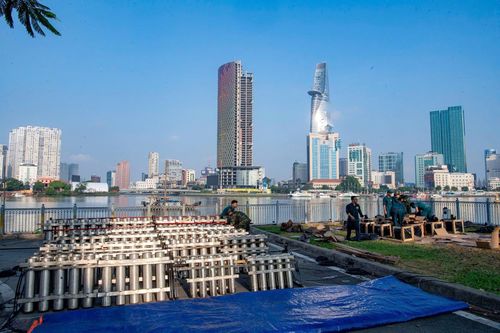 Trước giờ khai hỏa, không khí tại 8 điểm bắn pháo hoa trên địa bàn TP.HCM nhộn nhịp hơn bao giờ hết, ngay từ sáng sớm, các lực lượng đã gấp rút hoàn tất mọi công tác chuẩn bị.