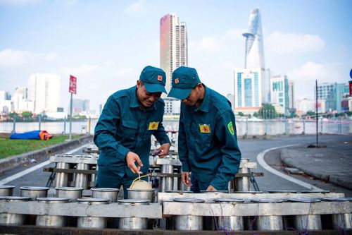Tâm điểm của màn trình diễn đặt tại tòa nhà Saigon Marina IFC, điểm bắn trung tâm giữ vai trò tạo hiệu ứng nổi bật cho toàn khu vực, kết hợp cùng điểm bắn tại An Khánh.