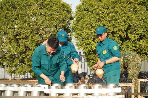 Công tác đảm bảo an ninh, an toàn được triển khai nghiêm ngặt với nhiều lớp lực lượng gồm quân sự, công an, cứu hỏa và y tế túc trực 24/24; quy trình thi công thực hiện theo thứ tự lắp đặt hệ thống trước, sau đó mới nạp pháo để kiểm soát tối đa rủi ro, đồng thời lực lượng CSGT tổ chức cấm một số tuyến đường từ 20 giờ đến 21 giờ 30 phút ngày 30/4 nhằm phục vụ người dân theo dõi an toàn.