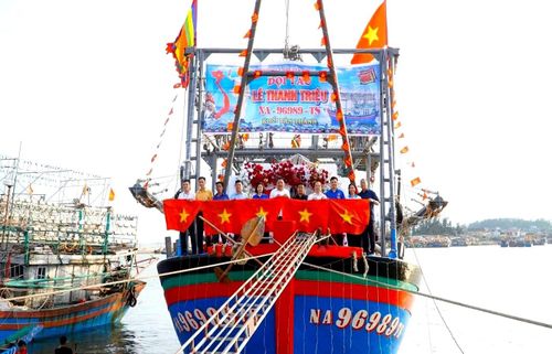 Tặng cờ Tổ quốc, áo phao hỗ trợ ngư dân bám biển.