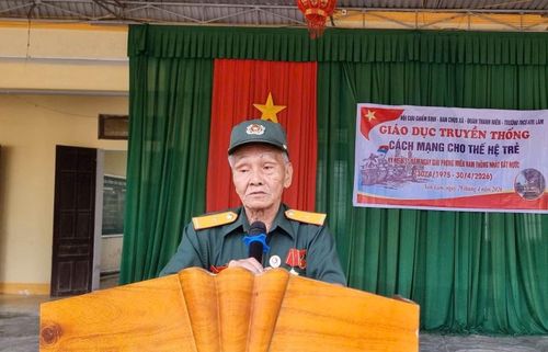 Bác Lay Thanh Phùng chia sẻ ký ức chiến tranh với học sinh.