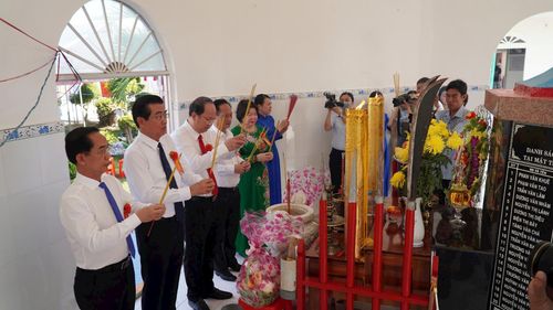 Lãnh đạo Trung ương và tỉnh Cà Mau thắp hương tưởng niệm các liệt sỹ đã hy sinh trong trận Giồng Bốm.