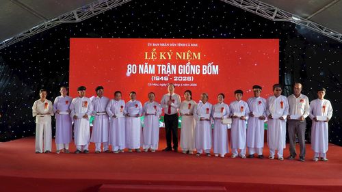Bí thư Tỉnh ủy Cà Mau Nguyễn Hồ Hải (đứng giữa) tặng quà tri ân cho gia đình và thân nhân các gia đình có công với cách mạng tham gia trong trận Giồng Bốm.