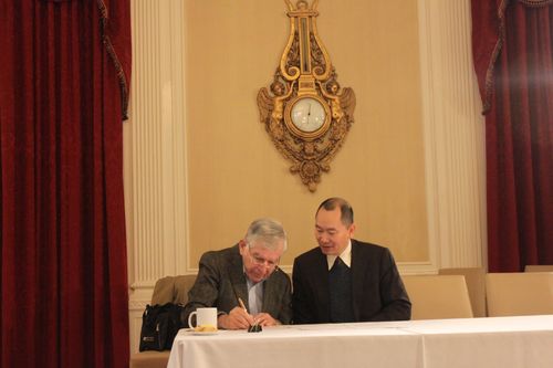 GS Michael S. Dukakis và ông Nguyễn Anh Tuấn